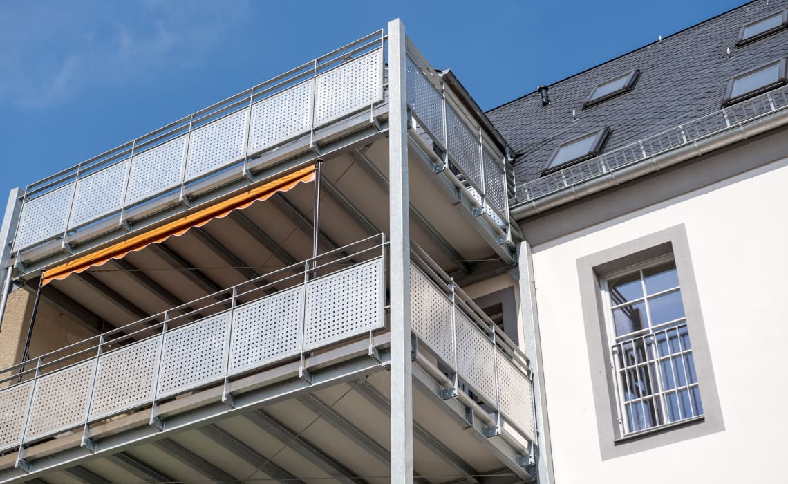 Angebauter Balkon aus Stahlkonstruktion an einem Mehrfamilienhaus