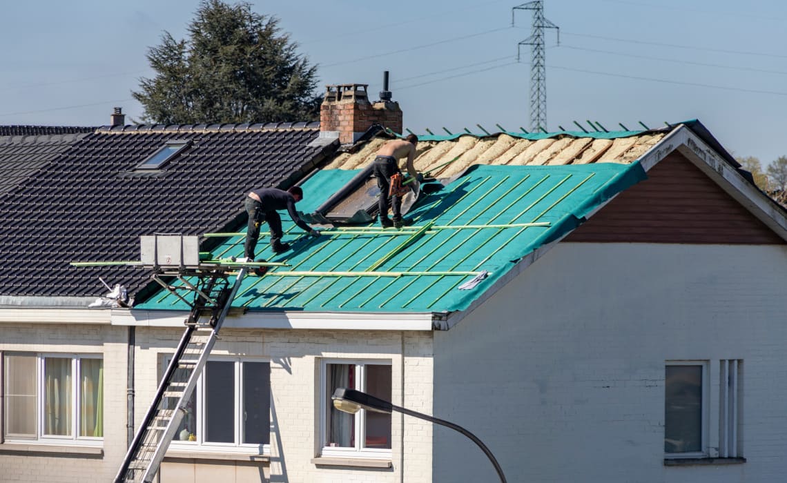 Dachsanierung an einem Einfamilienhaus – Handwerker erneuern Dach und Wärmedämmung
