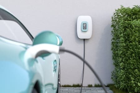 Elektroauto lädt an privater E-Ladestation im Aussenbereich