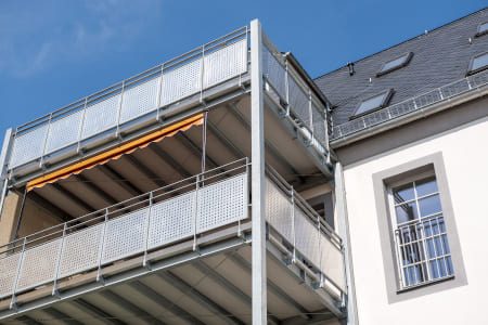 Nachträglich angebauter Balkon an Wohnhaus zur Erweiterung des Wohnraums