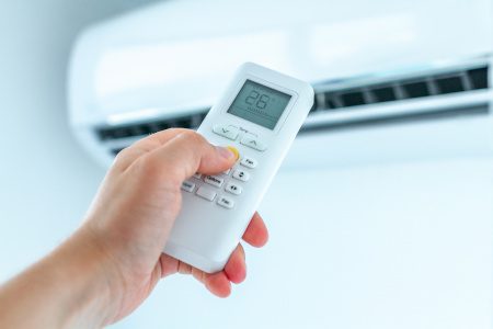Offerte für Klimaanlagen - Temperatursteuerung einer Split-Klimaanlage in einer Wohnung mit Fernbedienung