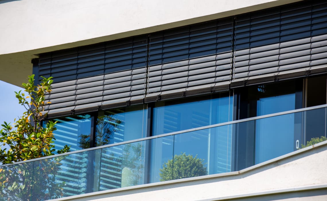 Storen montieren - Moderne Aussenstoren als effektiver Sonnenschutz an Wohngebäude