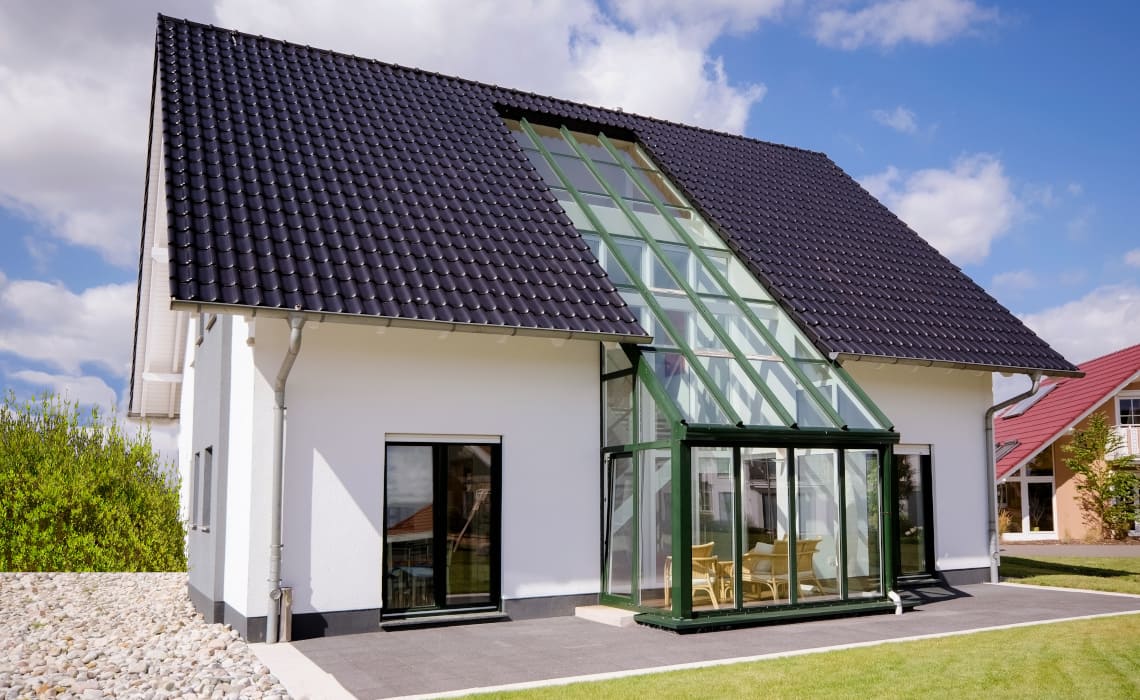 Moderner Wintergarten als Anbau an ein Einfamilienhaus mit Glasfront